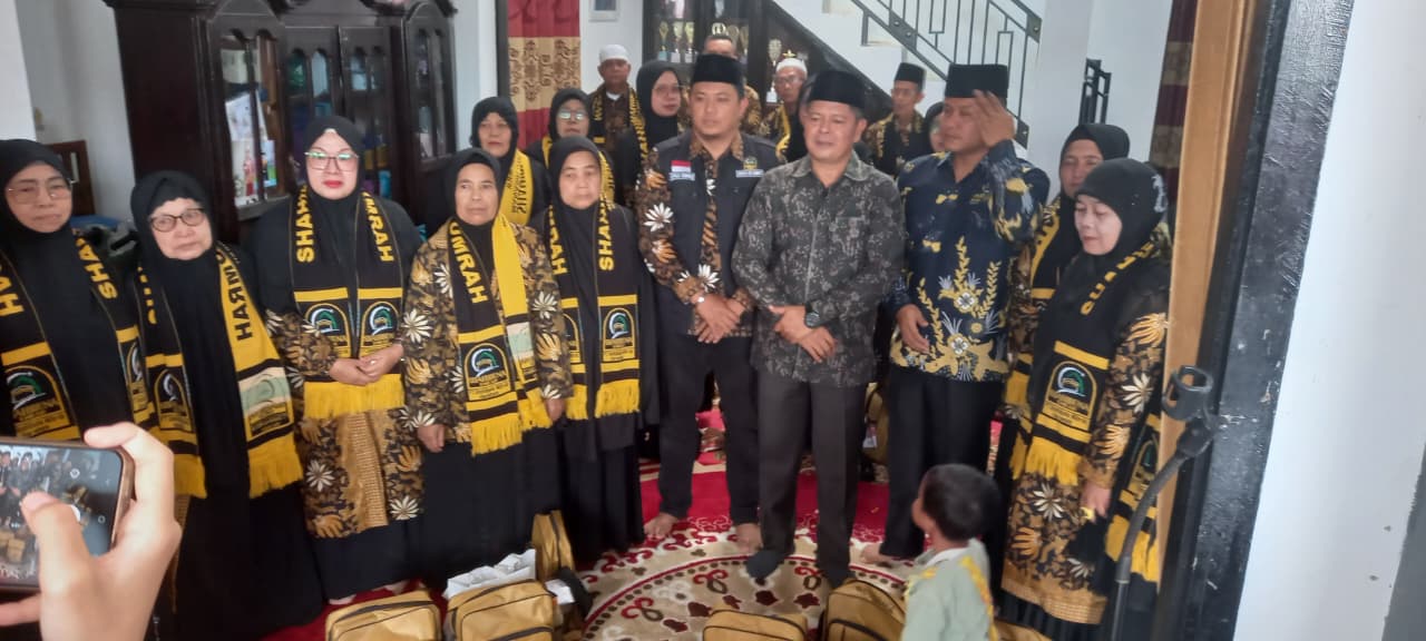 Bupati Pasaman, Welly Suhery saat lepas jamaah dari Shahibuna Umrah Pasaman